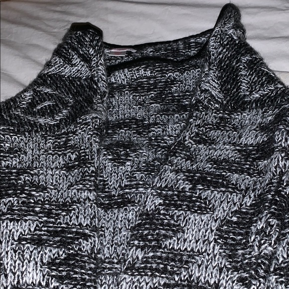 Sweaters - Picture 4 of 4